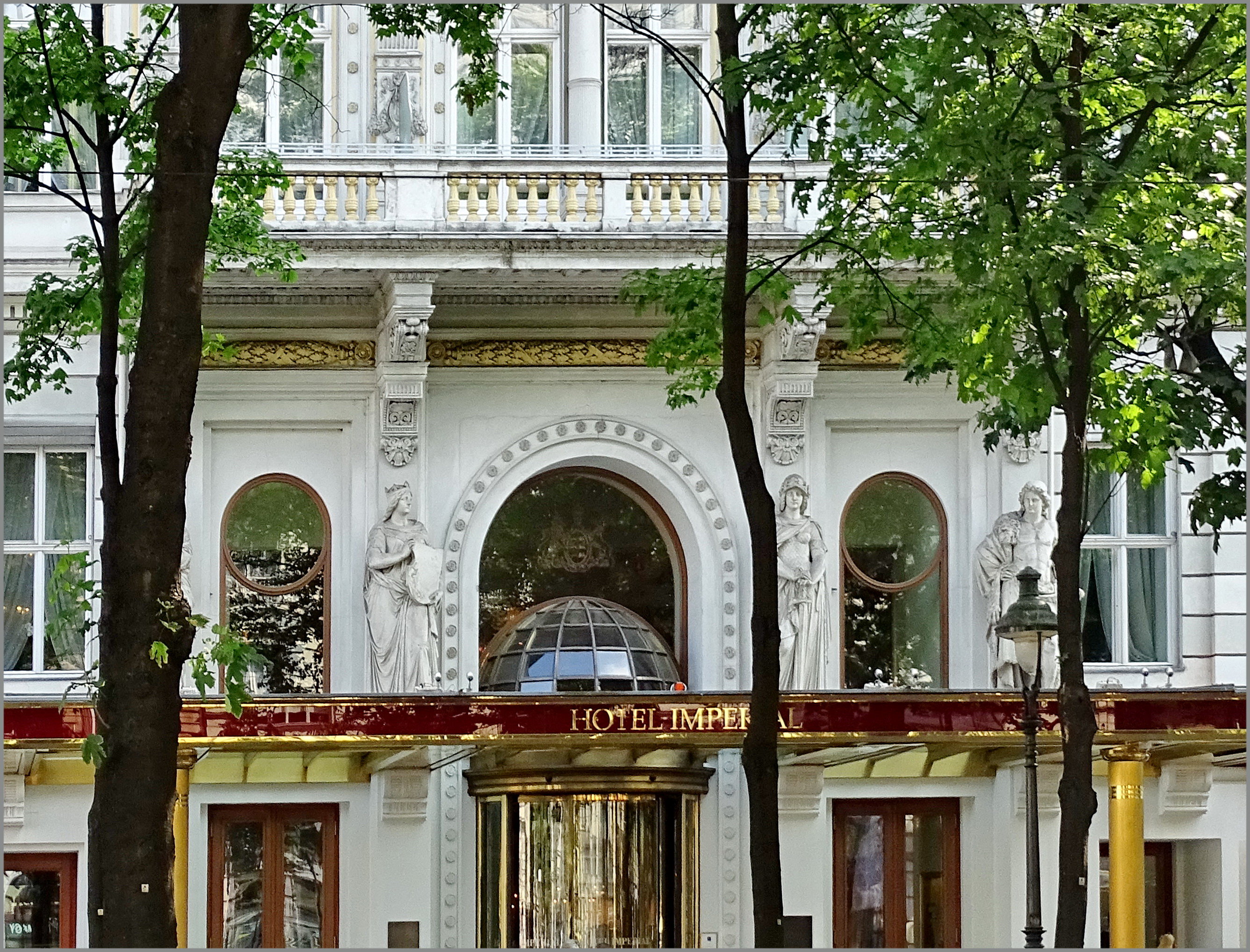 Eingang des Hotels Imperial. Bild: CC BY-SA 3.0 AT. Österreichische Mediathek 2015.