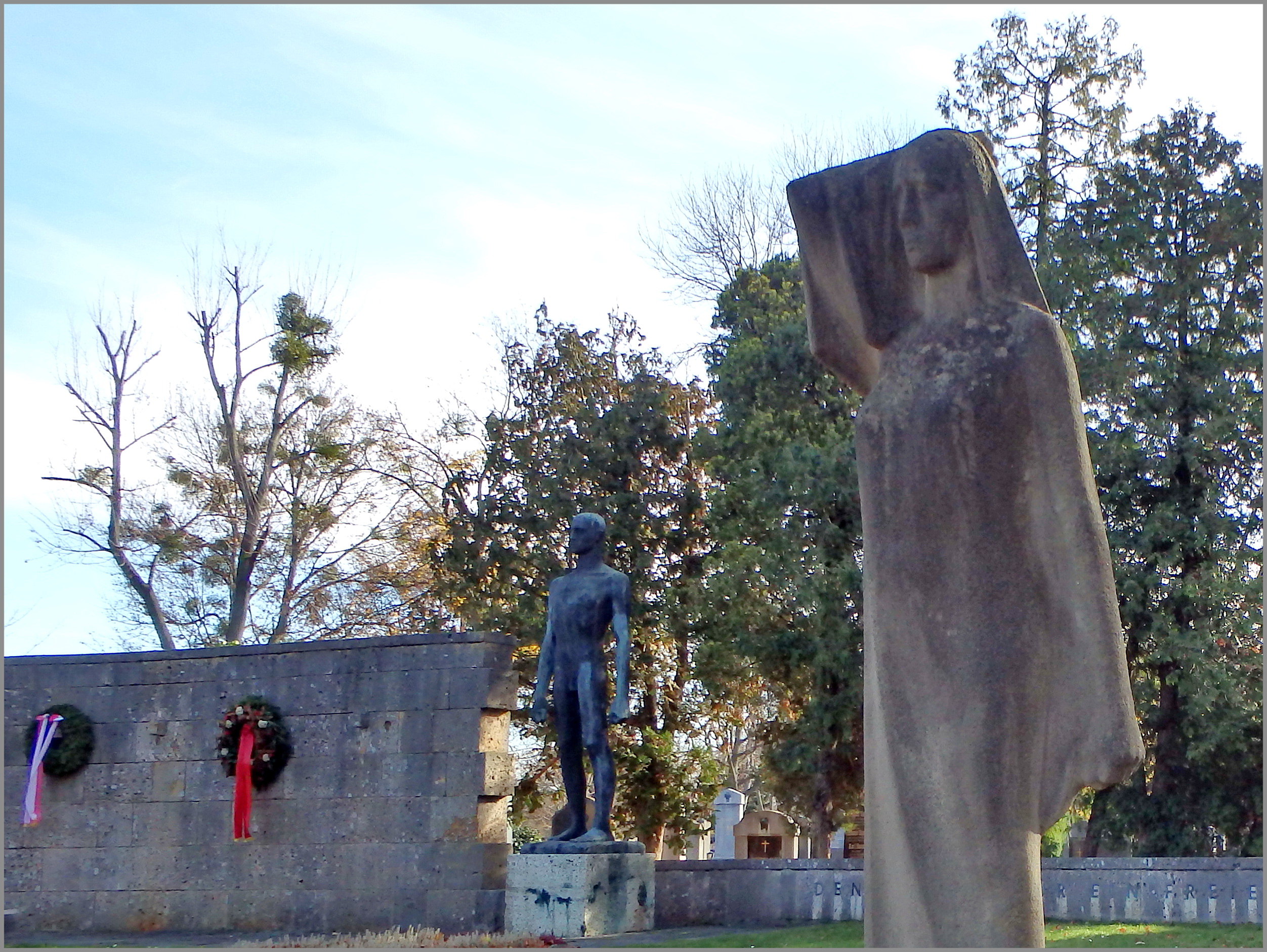 Zentralfriedhof Gruppe 40 "Opfer für die Freiheit Österreichs". Bild: CC BY-SA 3.0 AT. Österreichische Mediathek 2015.