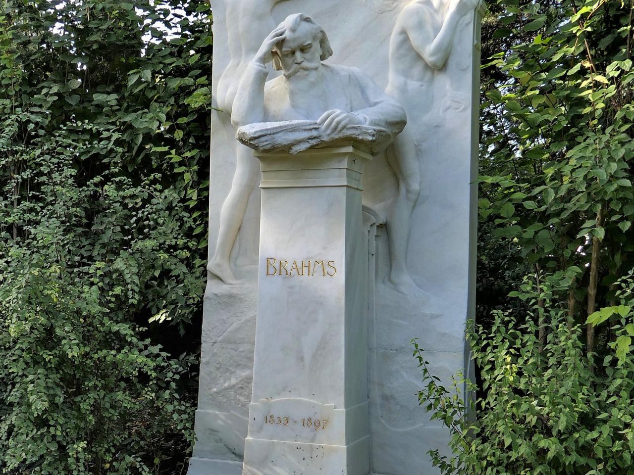 Johannes Brahms' grave, Wiener Zentralfriedhof, Bernd Gross, Public domain, via Wikimedia Commons