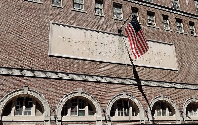Town Hall, Jim Henderson, CC0 1.0 <https://creativecommons.org/publicdomain/zero/1.0/deed.en>, via Wikimedia Commons