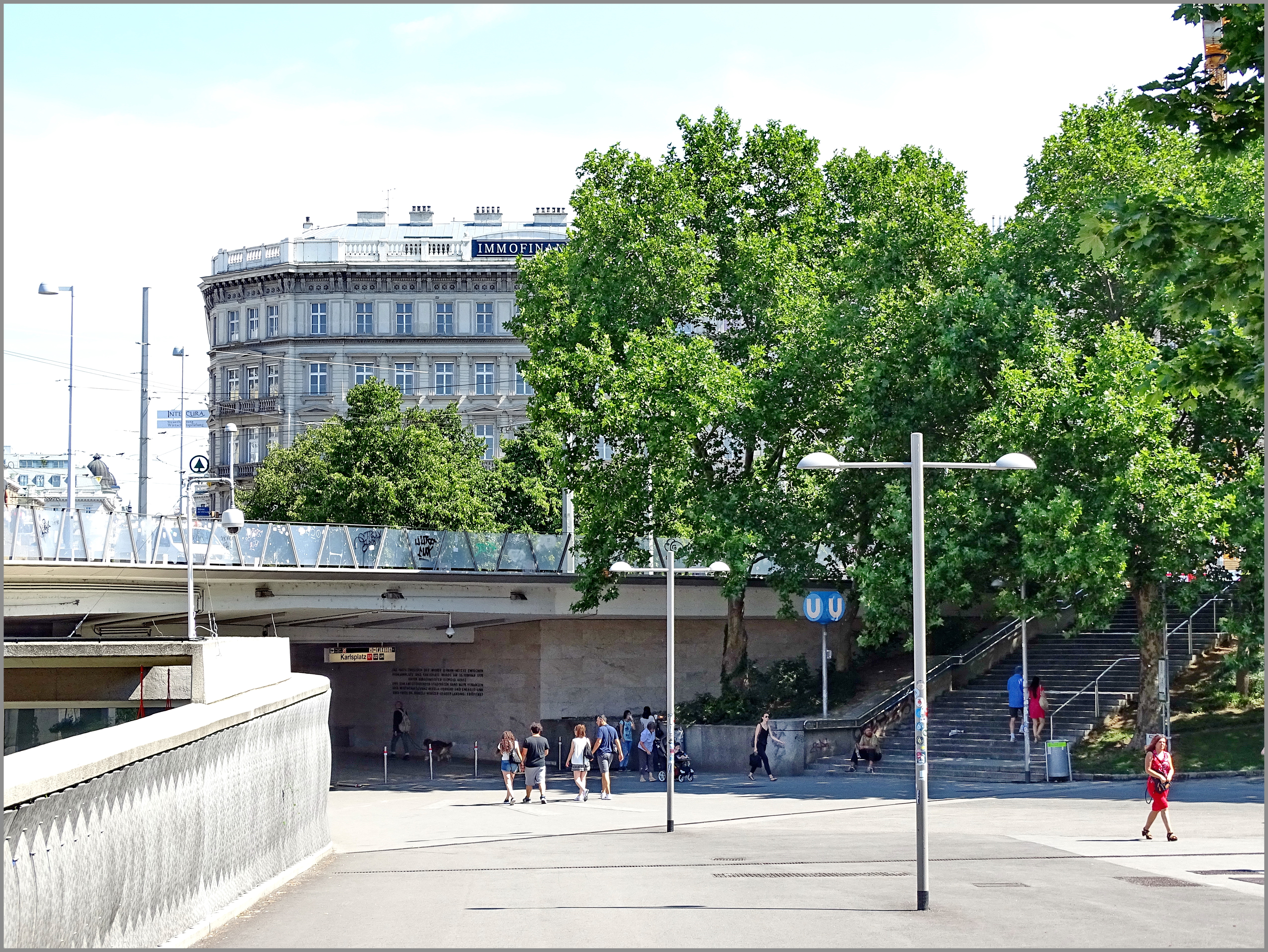 Eingang zur U-Bahn-Passage am Karlsplatz. Bild: CC BY-SA 3.0 AT. Österreichische Mediathek 2015.