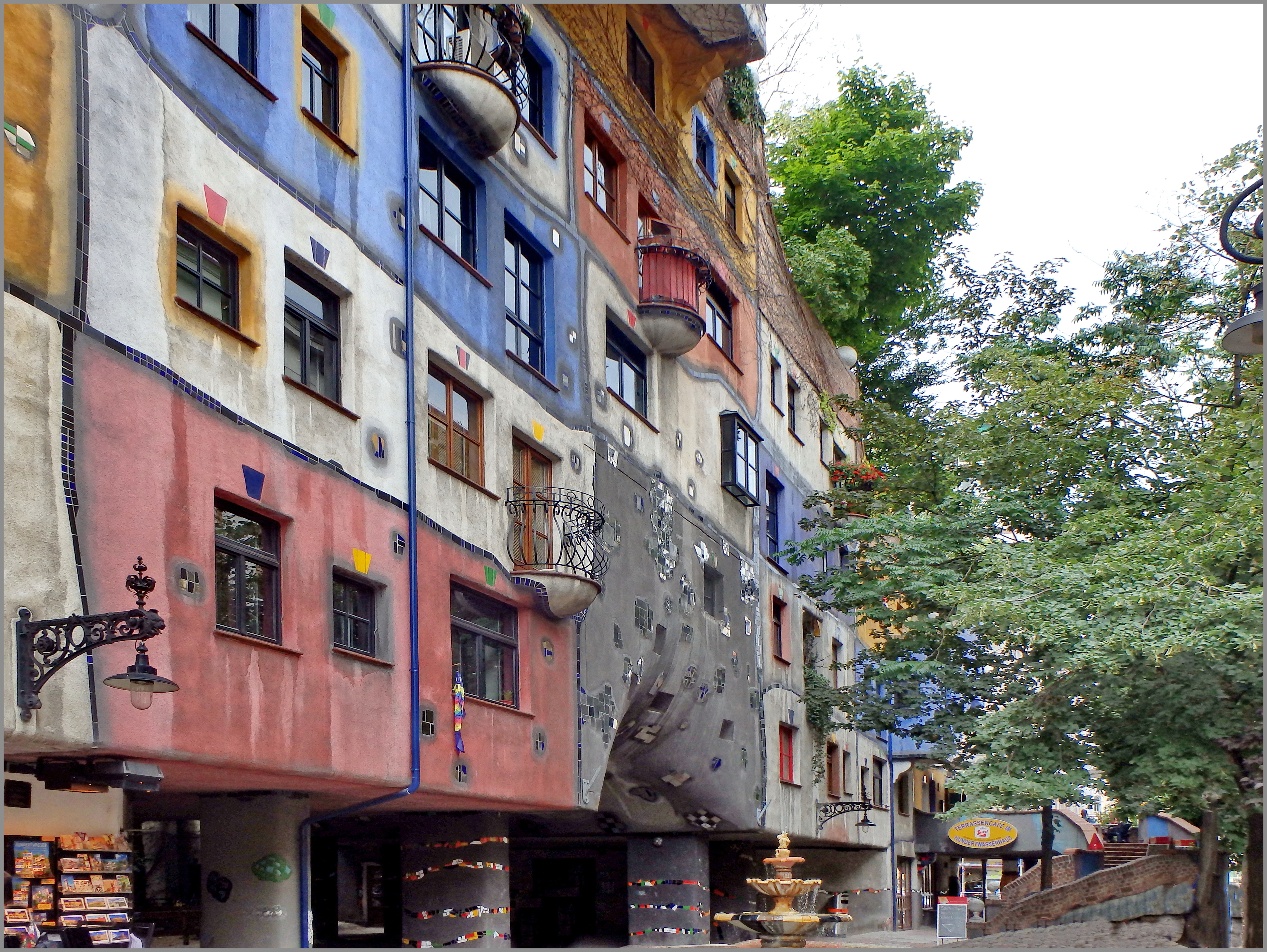 Das Hundertwasserhaus im Jahr 2015. Bild: CC BY-SA 3.0 AT. Österreichische Mediathek 2015.